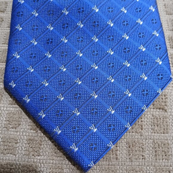 MENS LUXURY LV BEAUTIFUL BLUE 100% SILK TIE GREAT CONDITION , WHITE ACCENT - Picture 1 of 6